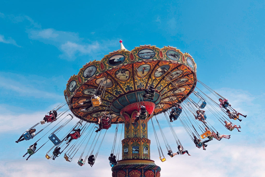 Foto da categoria "parques": brinquedo estilo chapéu mexicano com céu azulado ao fundo.